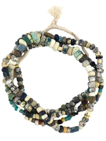 ANCIENT ROMAN NECKLACE OF MULTICOLOR GLASS BEADS