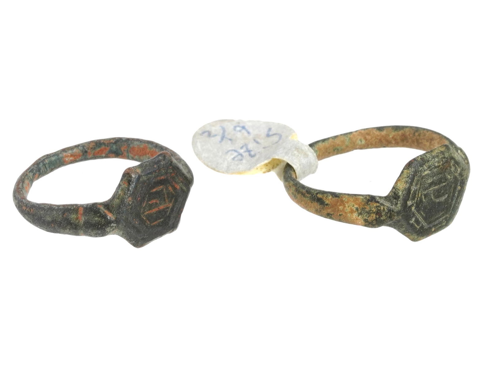 LOT OF TWO ANCIENT ROMAN BRONZE RINGS 100 TO 300 AD (1 of 5)