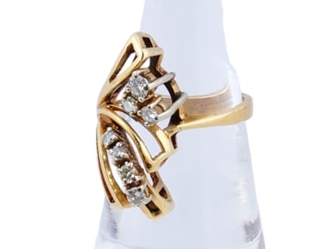 17K GOLD RING SET WITH MULTIPLE ROUND DIAMONDS