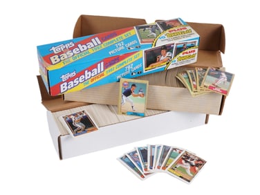 LARGE COLLECTION OF TOPPS BASEBALL TRADING CARDS