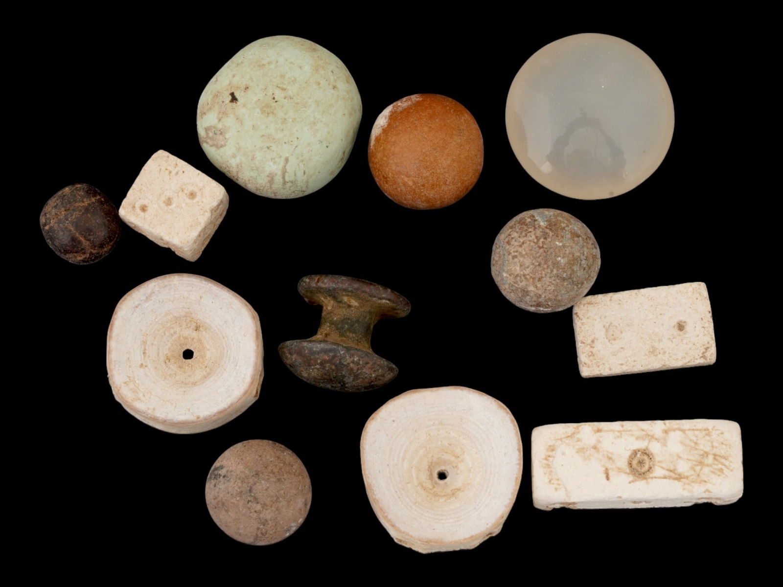 LOT OF ANCIENT ROMAN GAMING PIECES 100 AD AND EARLIER (1 of 4)