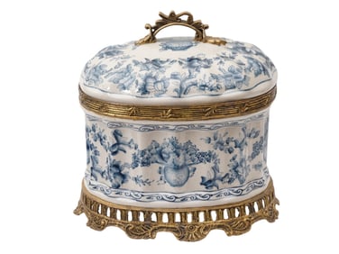 BLUE AND WHITE CERAMIC LIDDED JAR OR TRINKET BOX