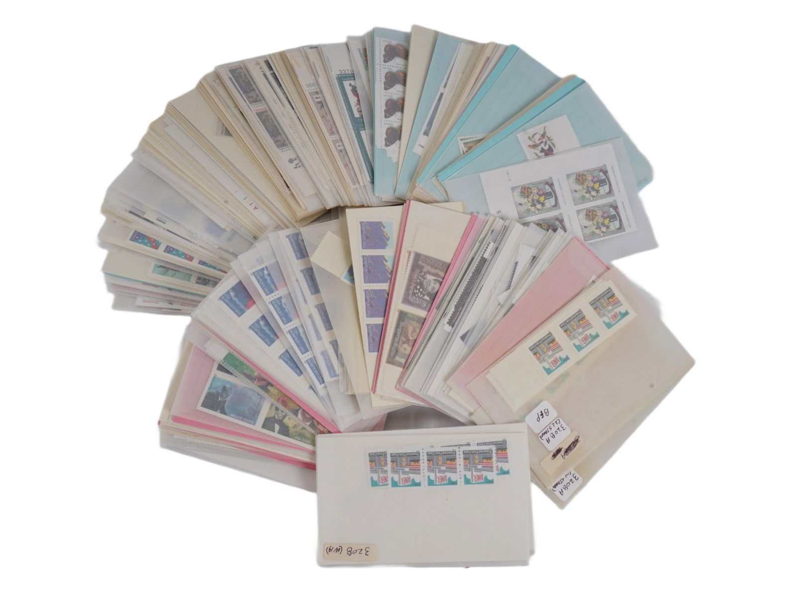 COLLECTION OF VINTAGE POSTAGE STAMPS VARIOUS ISSUES (1 of 2)