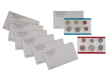 COLLECTION VINTAGE OFFICIAL U.S. MINT UNCIRCULATED SETS