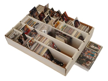 LARGE COLLECTION OF ASSORTED AMERICAN SPORTS CARDS