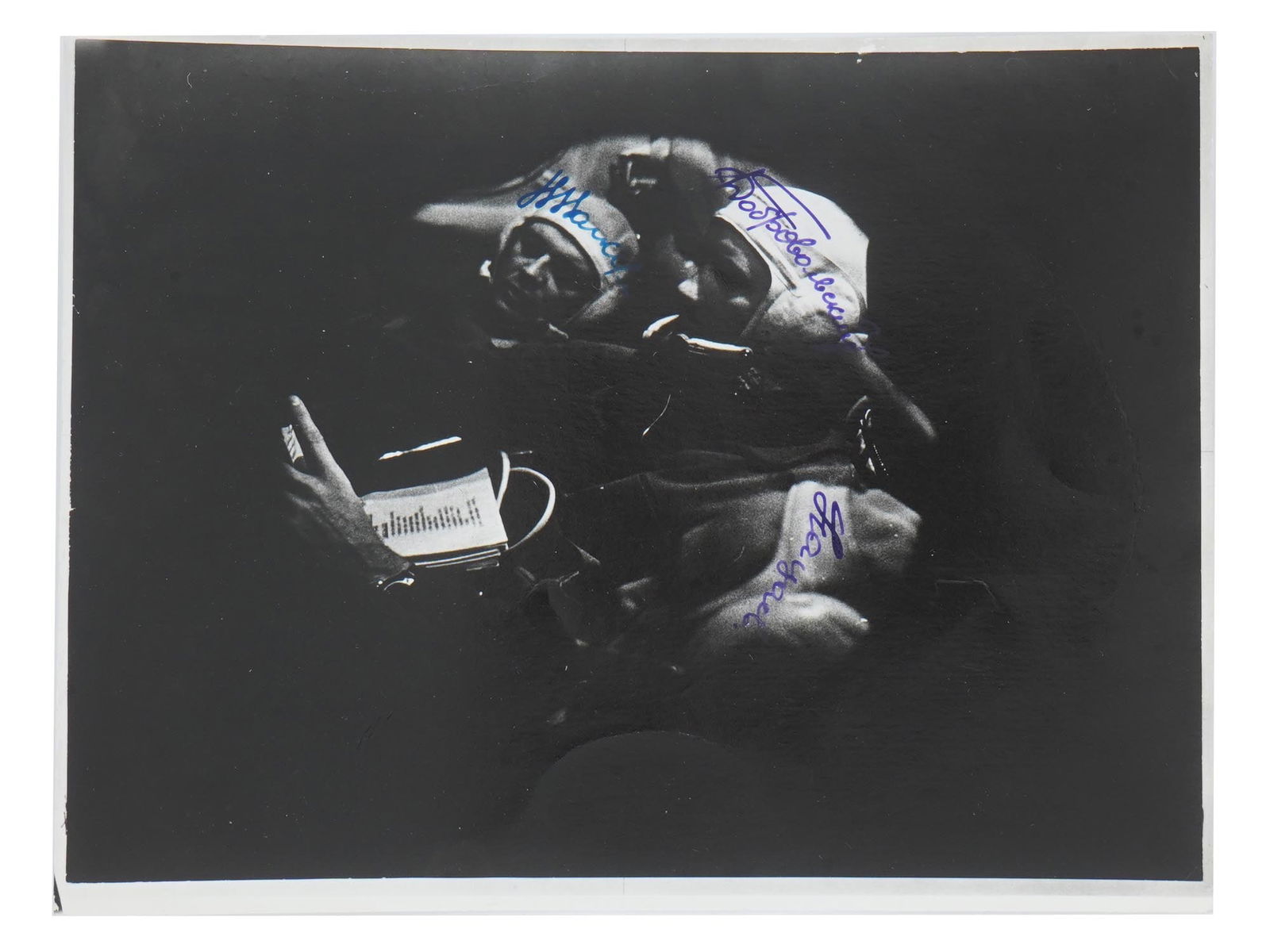 RARE SIGNED PHOTO OF CREW MEMBERS OF SOYUS 11 (1 of 3)