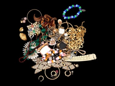COLLECTION OF VINTAGE COSTUME JEWELRY
