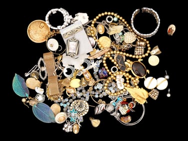 COLLECTION OF VINTAGE COSTUME JEWELRY