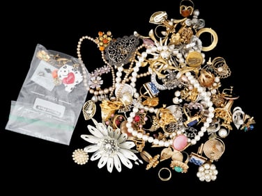 COLLECTION OF VARIOUS COSTUME JEWELRY