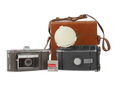 LOT OF TWO VINTAGE POLAROID PHOTO CAMERAS W CASE