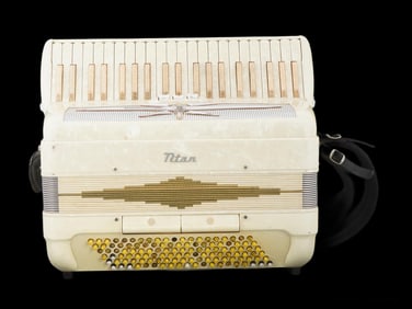 VINTAGE ITALIAN TITAN WHITE ACCORDION