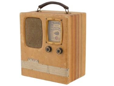 VINTAGE AMERICAN DETROLA PEE WEE PORTABLE TUBE RADIO