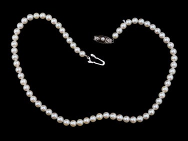 VINTAGE NECKLACE COMPOSED OF WHITE ROUND PEARLS