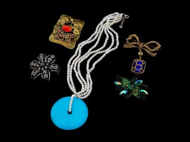 COLLECTION OF ASSORTED JEWELRY BROOCHES NECKLACE