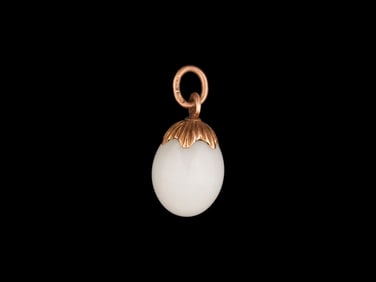 RUSSIAN GOLD AND CARVED WHITE JADE EASTER EGG PENDANT