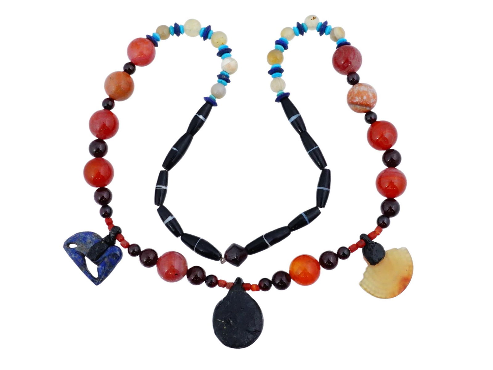VINTAGE NECKLACE MADE OF ANCIENT AND ANTIQUE BEADS: A vintage necklace featuring ancient and antique beads crafted from a combination of semi-precious stones, including carnelian, agate, and lapis lazuli. Such bead combinations were especially favored