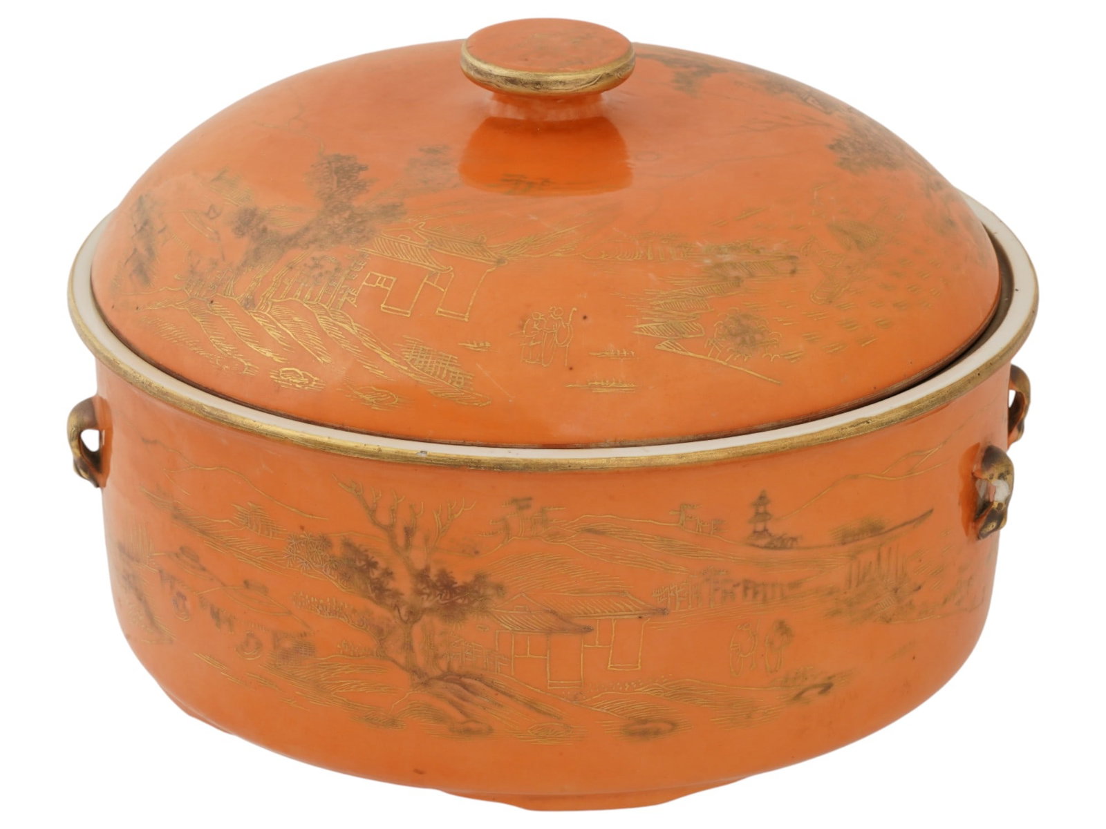 ANTIQUE CHINESE QING DYNASTY PORCELAIN COVERED POT: An antique Chinese Qing Dynasty covered pot, made of porcelain with a coral-red glaze and executed gilded decoration, dating to the late 19th century. The vessel is decorated with an elegant gilt land