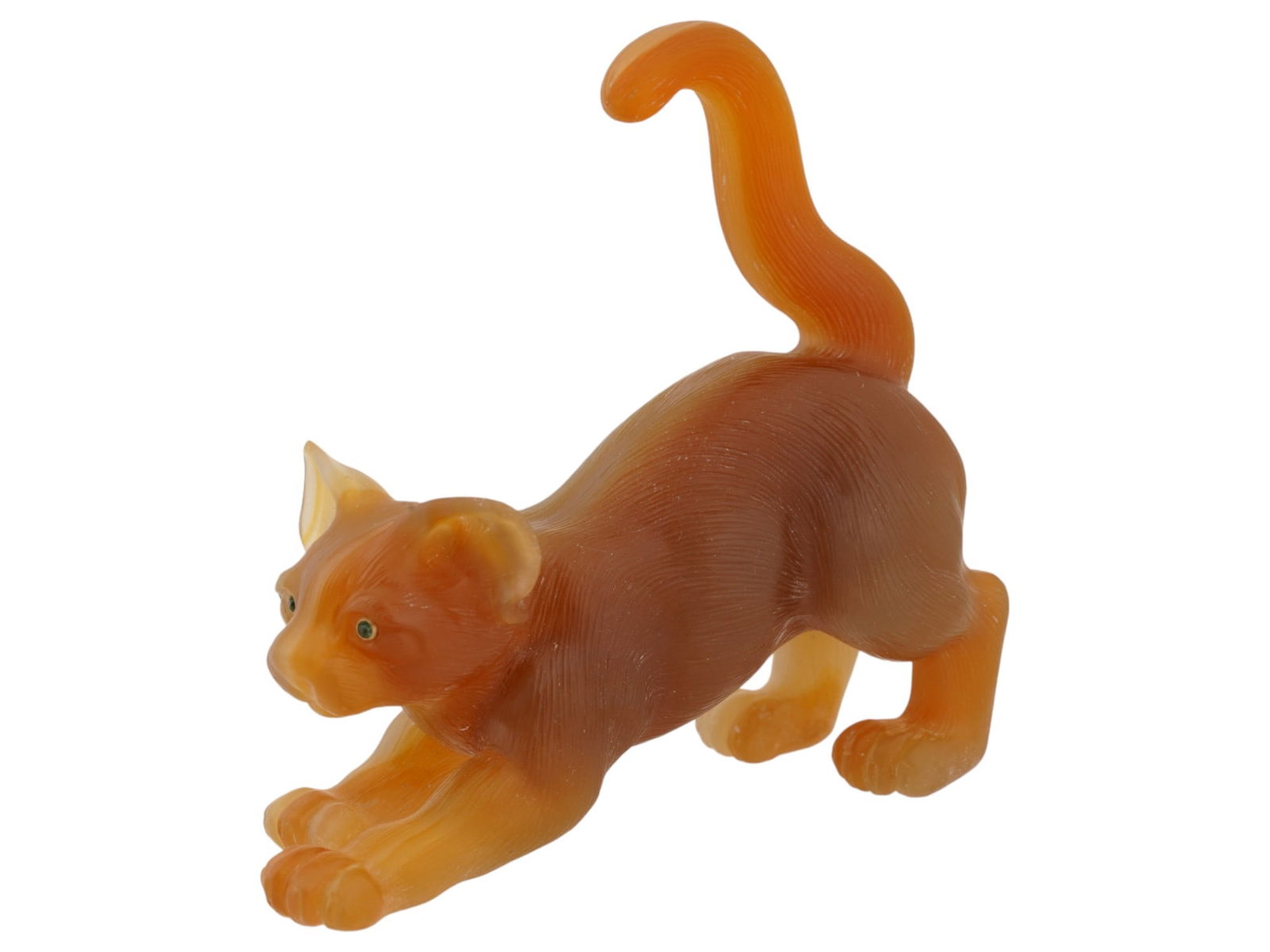 RUSSIAN CARVED AGATE GOLD AND EMERALD CAT FIGURINE: A Russian naturalistically hand carved honey Agate figurine in the shape of a playing cat. The figurine is adorned with engraved detailed patterns and encrusted with Emerald stone eyes in Gold
