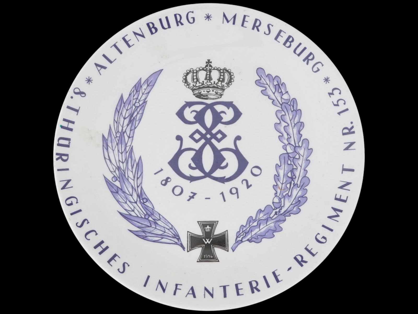 ANTIQUE GERMAN PORCELAIN PLATE 8TH THURINGEN REGIMENT: An antique German porcelain commemorative military plate from the 8th Thuringen Infantry Regiment No. 153, stationed at Altenburg and Merseburg between 1807 and 1920. The plate features the regiments