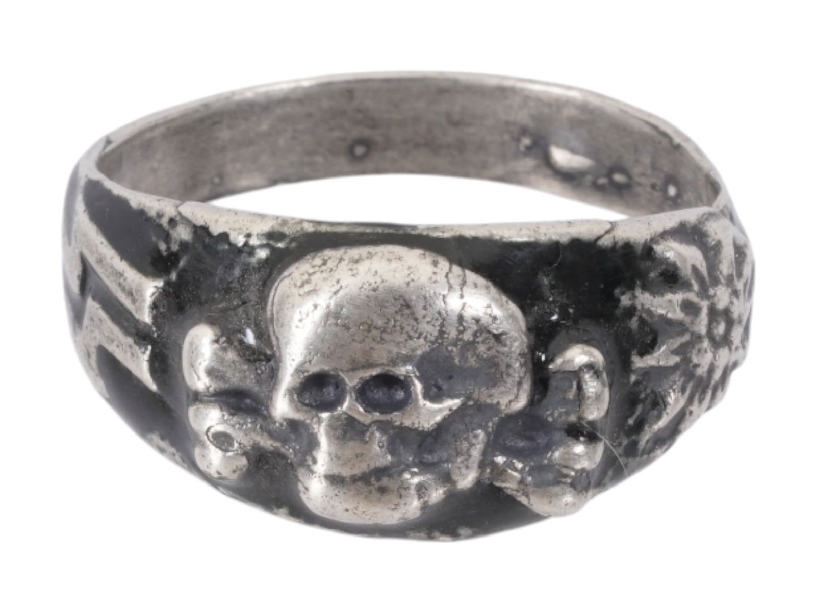 GERMAN WWII TYPE WAFFEN SS MOUNTAIN TROOPS SILVER RING: A WWII model Nazi German Third Reich Waffen SS Mountain troops Silver ring. The exterior of the ring is engraved with a Totenkopf skull swastika insignia in the center, and SS runes, and an Edelweiss