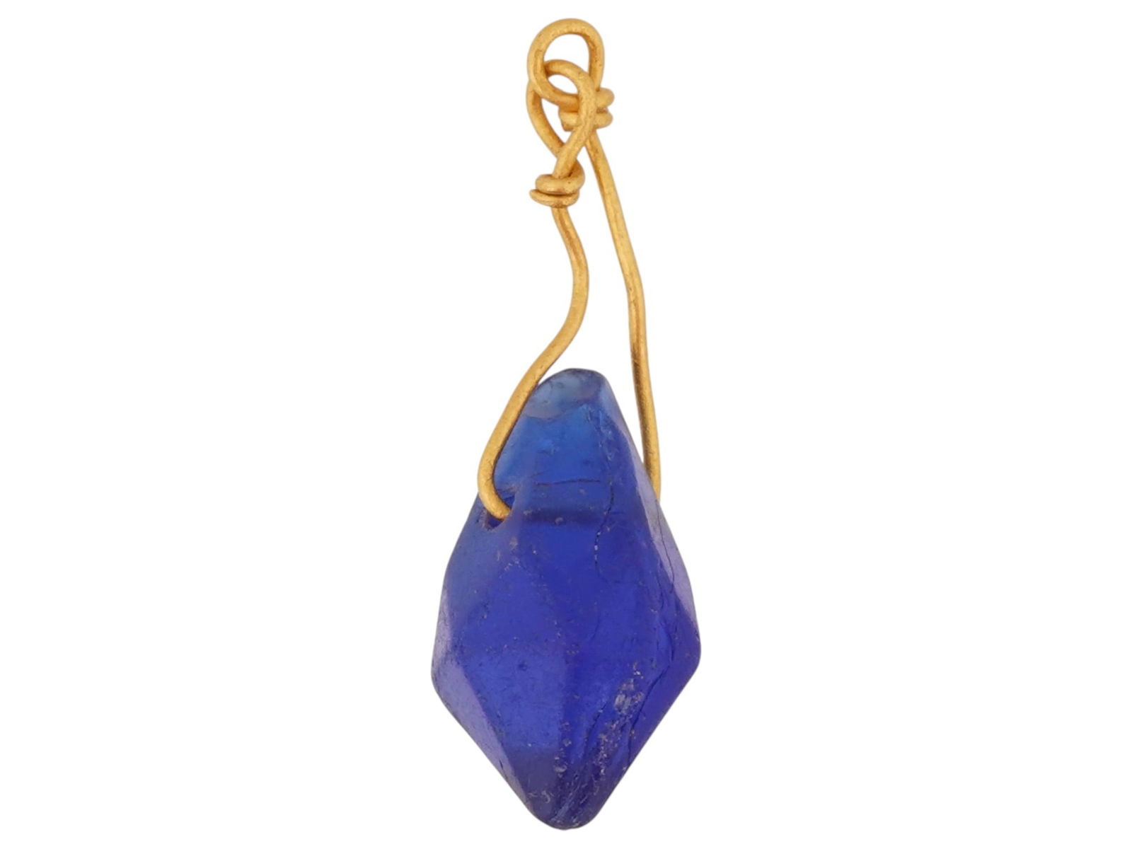 ANCIENT ROMAN GLASS AND GOLD PENDANT 100 TO 300 AD: An ancient Roman blue glass pendant with yellow gold fittings. The pendant has a faceted diamond shape. Circa: 100 to 300 AD. Collectible Jewelry, Archaeological Finds And Relics. Total weight 0.47 g.