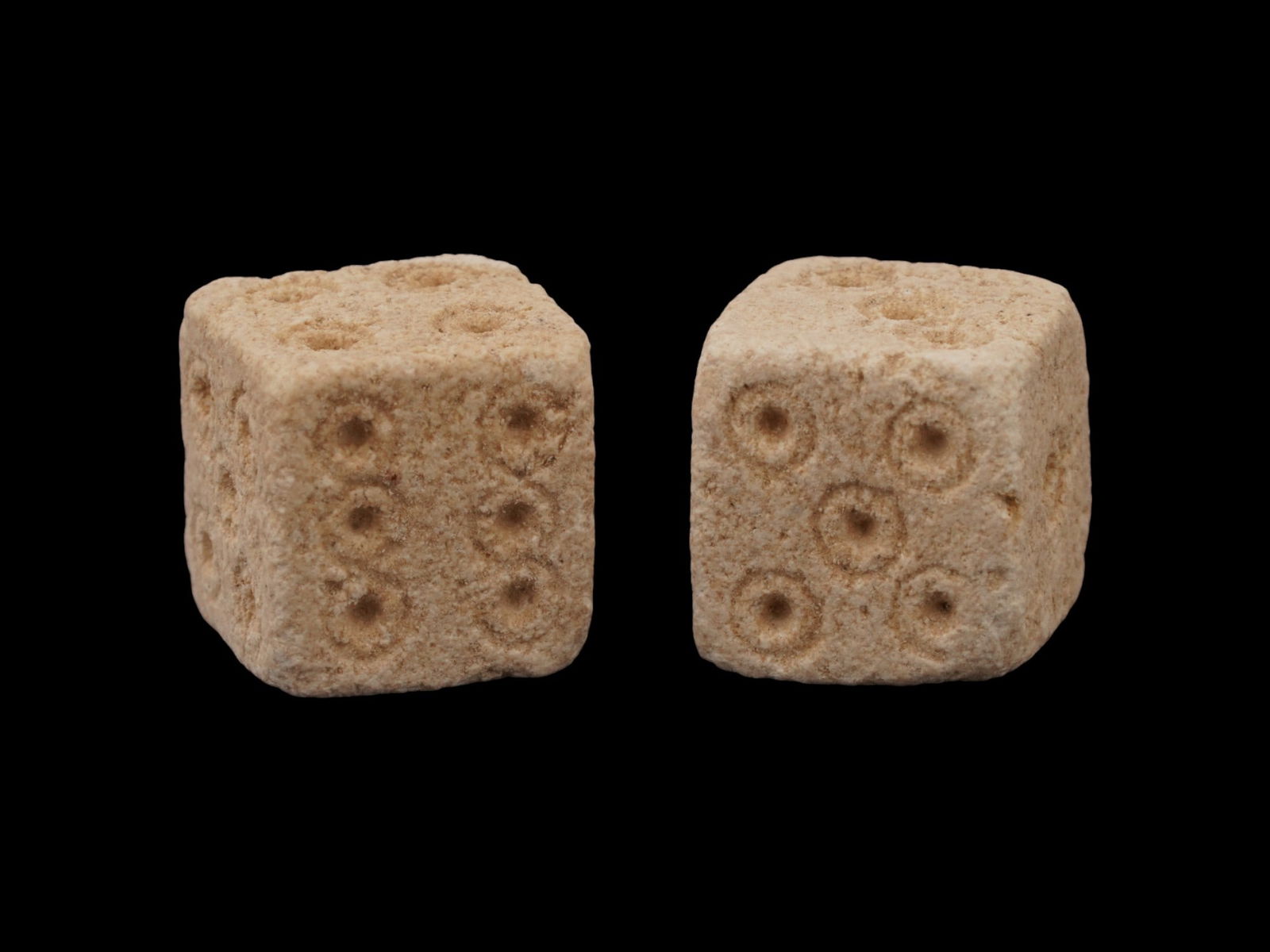 PAIR OF ANCIENT ROMAN STONE DICE 100 TO 300 AD (1 of 6)