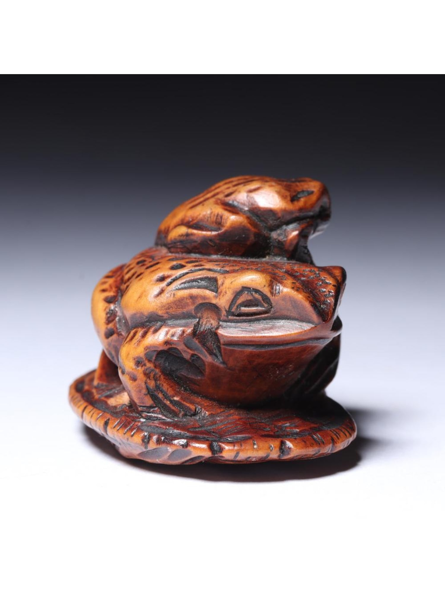 ANTIQUE JAPANESE CARVED BOXWOOD NETSUKE WITH TWO FROGS (1 of 3)