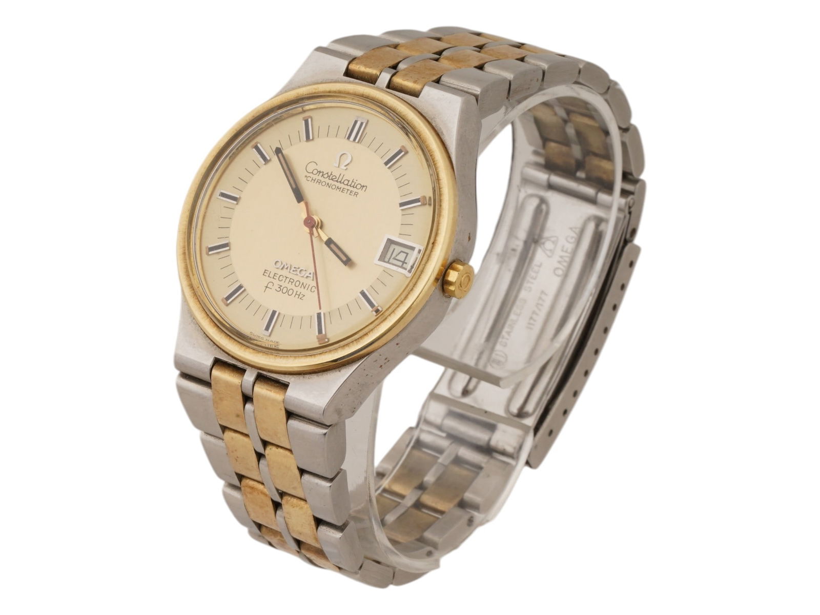 OMEGA CONSTELLATION CHRONOMETER ELECTRONIC WRIST WATCH: A vintage mens Omega Constellation Chronometer Electronic f 300 Hz watch. This iconic model features a unique humming mechanism with a tuning fork escapement .An electronic tuning fork mechanism opera