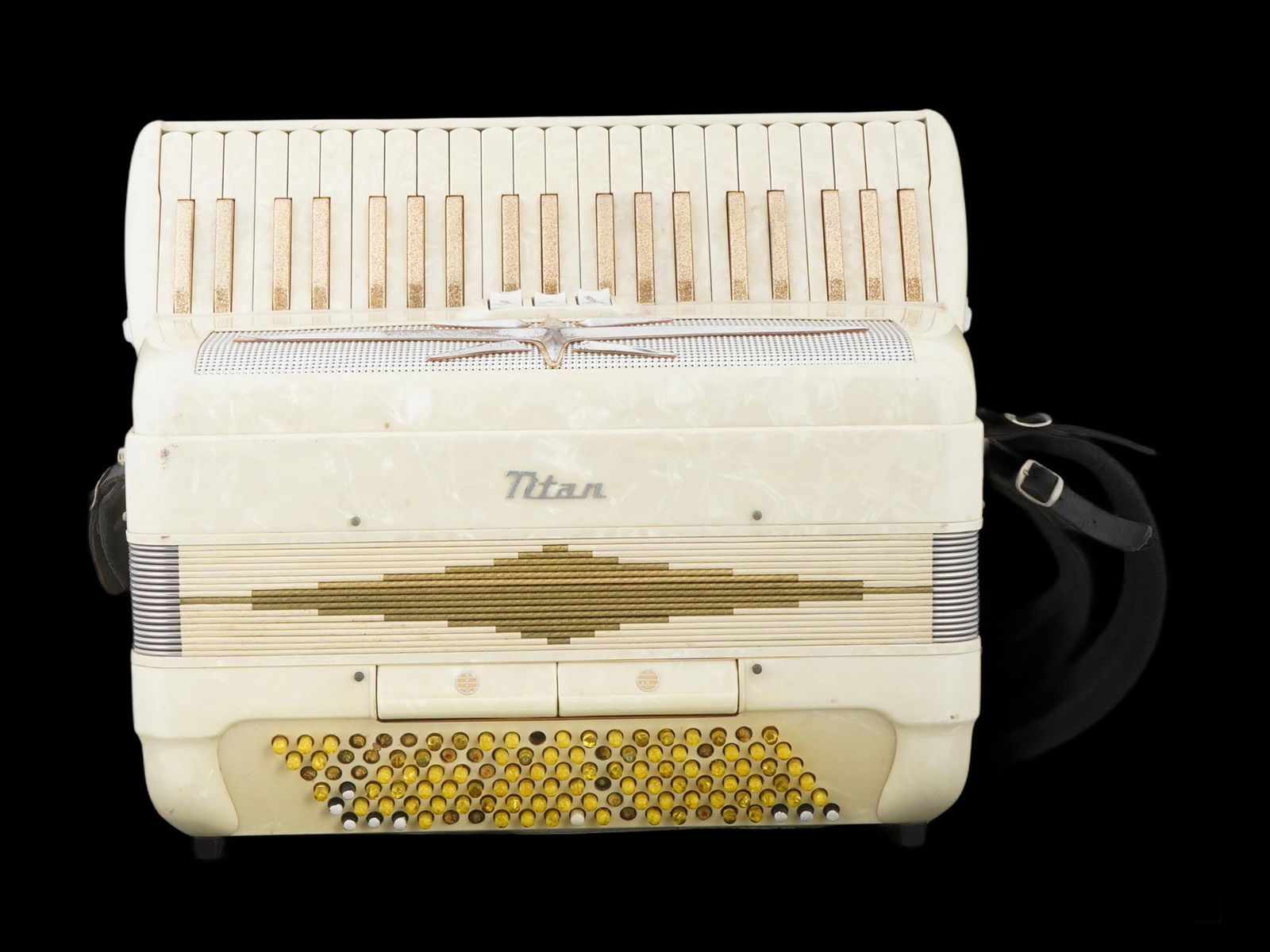 VINTAGE ITALIAN TITAN WHITE ACCORDION (1 of 11)