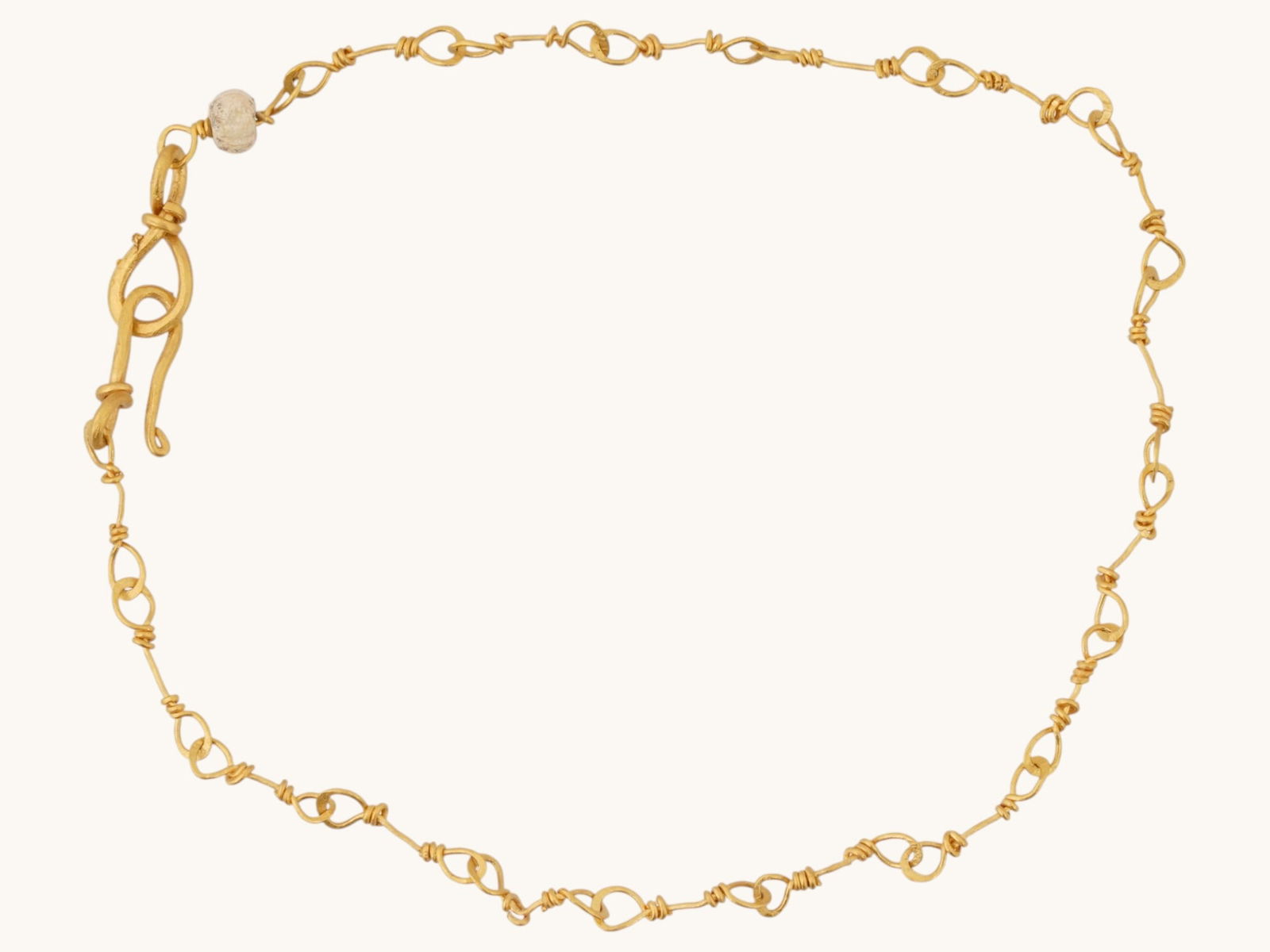 ANCIENT ROMAN GOLD CHAIN BRACELET 100 TO 300 AD: An ancient Roman gold bracelet featuring a simple chain design with a hook clasp, and adorned with a bead. Circa: 100 to 300 AD. Historical Collectibles, Archaeological Relics, Gold Jewelry. Total wei