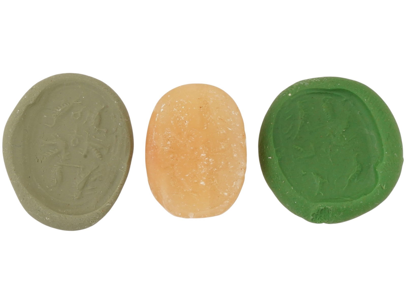 ANCIENT WESTERN ASIATIC AGATE SCARAB CARVED WITH BIRDS: A large ancient Western Asiatic agate scarab dating to the 1st millennium BC, carved with birds depicted within a field of stylized motifs. The scarab is shaped in the traditional beetle form, symboli