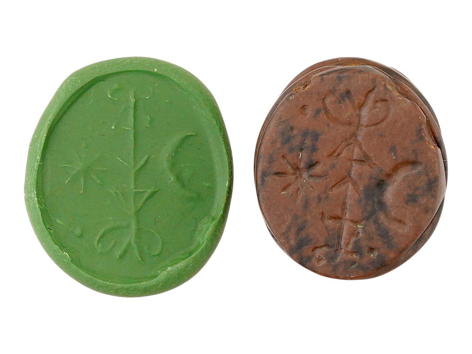 LARGE ANCIENT WEST ASIA AGATE SCARAB 1ST MILLENNIUM BC: A large ancient Western Asiatic carved Agate stone scarab bead seal. The piece is adorned with an engraved symbolic image. Pierced through the center. Circa the 1st millennium BC. Collectible Historic