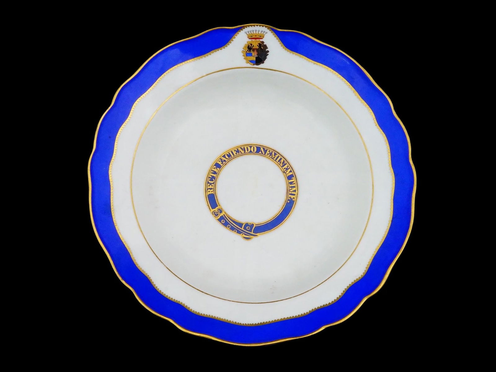 ANTIQUE FAMILY COAT OF ARMS GILDED PORCELAIN PLATE (1 of 8)