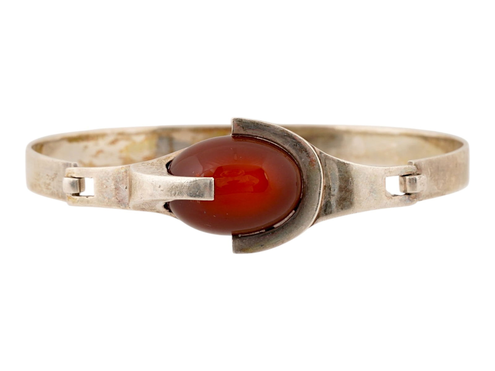 VINTAGE STERLING SILVER CUFF BRACELET W AMBER STONE: A vintage sterling silver cuff bracelet features a large, oval amber cabochon. The band is made of sterling silver. This is a hinged or openable cuff style, common in mid-century modernist jewelry. Th