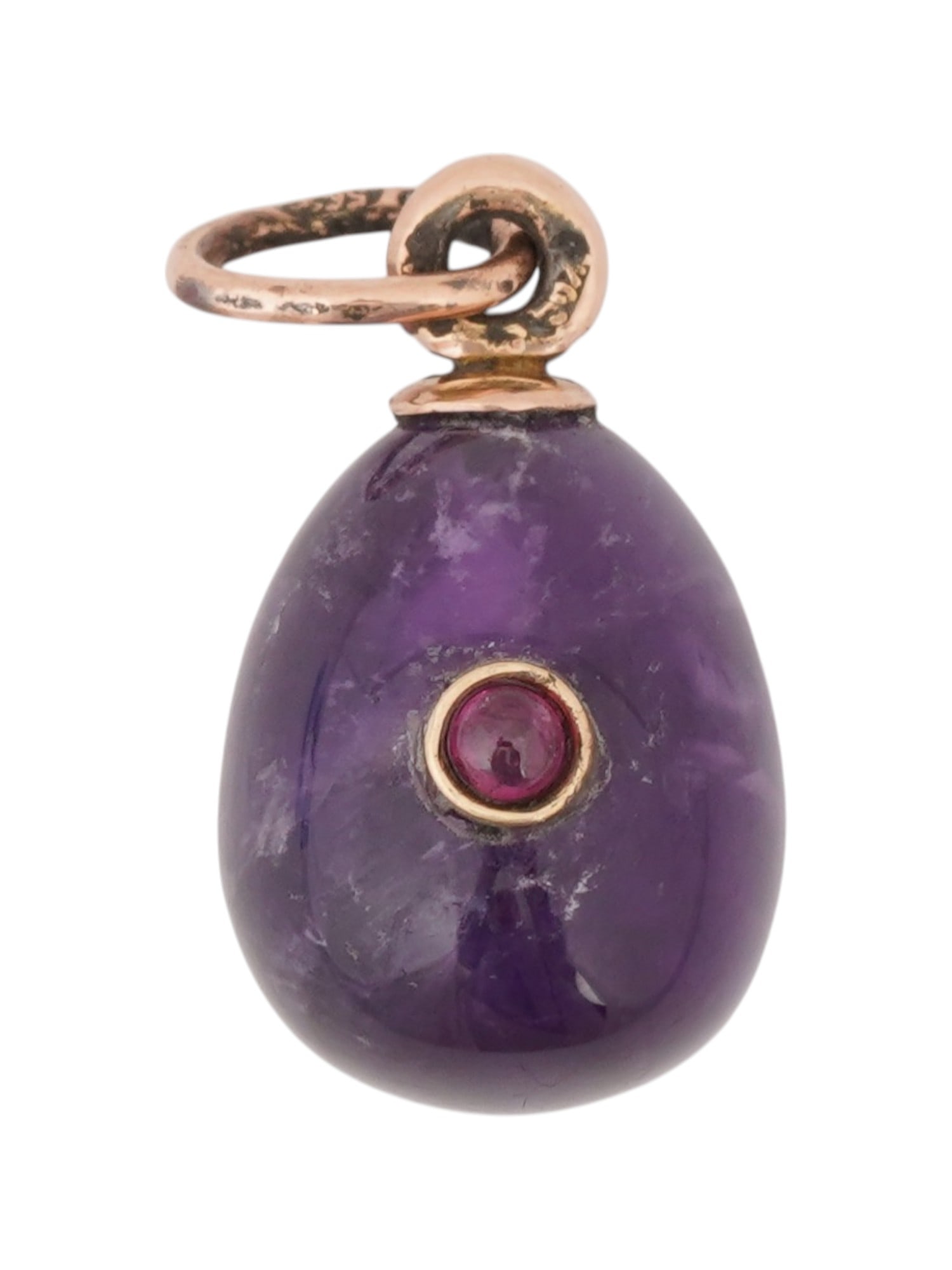 RUSSIAN GOLD AMETHYST EASTER EGG PENDANT WITH RUBY: A Russian carved amethyst Easter egg pendant adorned with a central ruby stone in gold fittings. Hallmarked to the suspension ring with 56 gold proof and manufacturer marks. Russian Carved Pendants