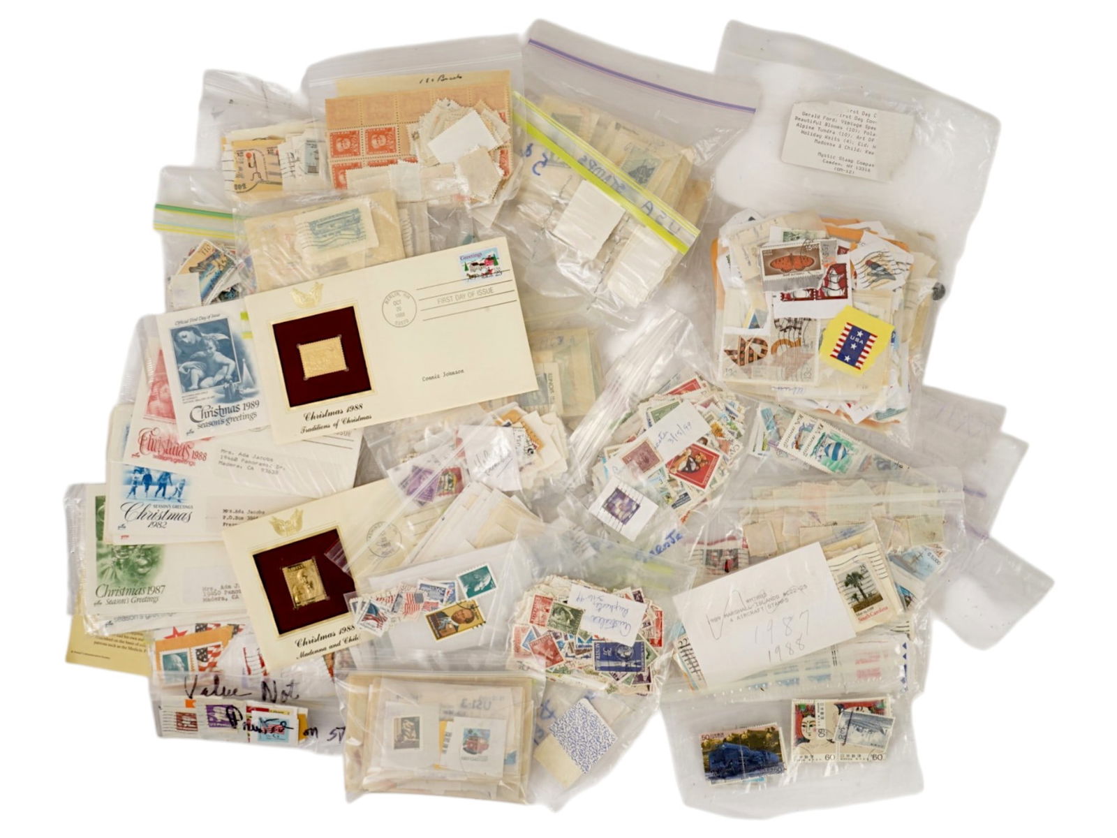 COLLECTION OF ASSORTED VINTAGE POSTAGE STAMPS (1 of 4)