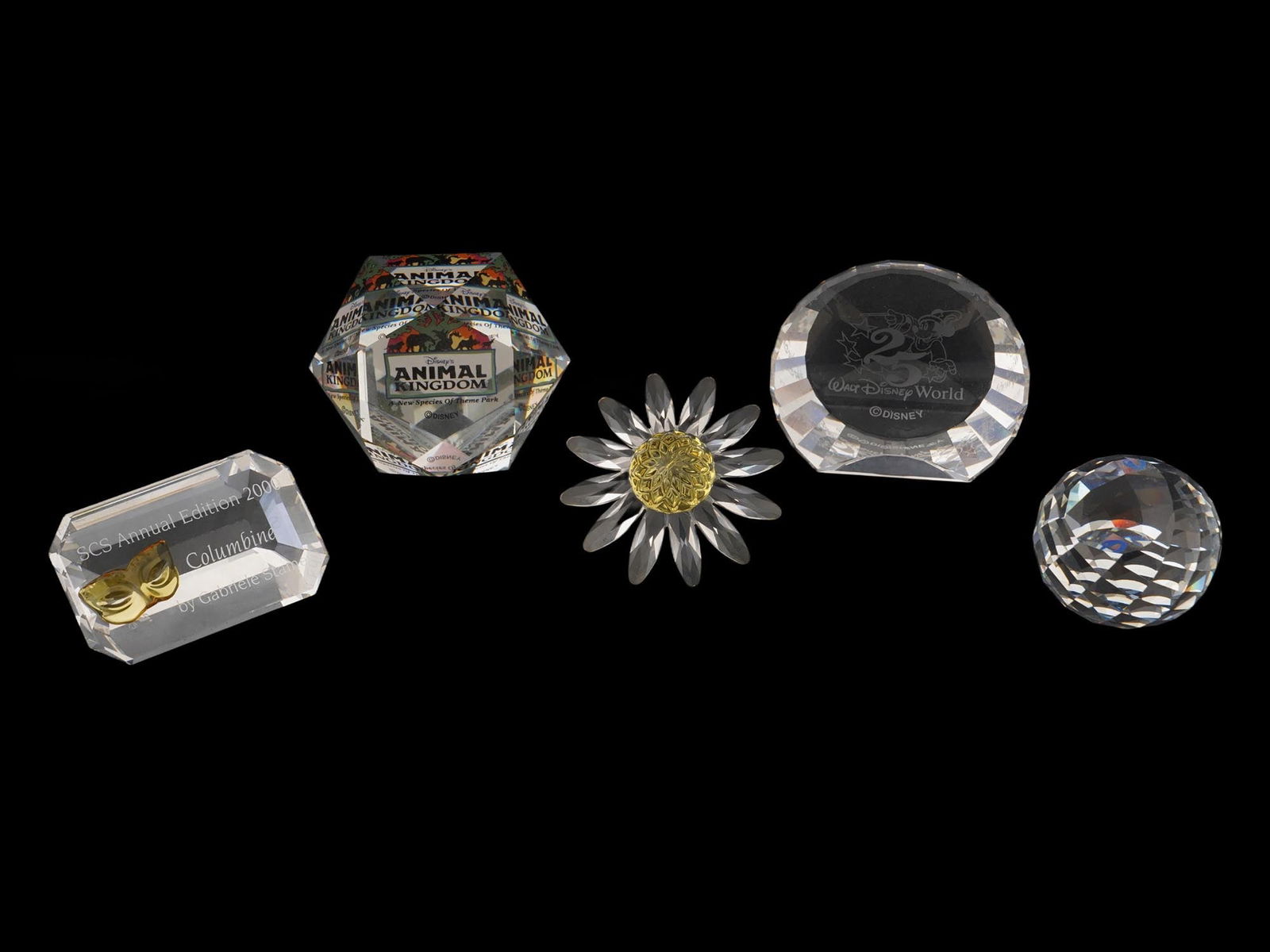 LOT OF SWAROVSKI CRYSTAL SCS DAISY PAPERWEIGHTS IOB: A collection of Swarovski crystal pieces, including figurines from the annual publications of the Swarovski Crystal Society SCS and other items. The first: SCS Annual Edition 2000 Columbine plaque, de