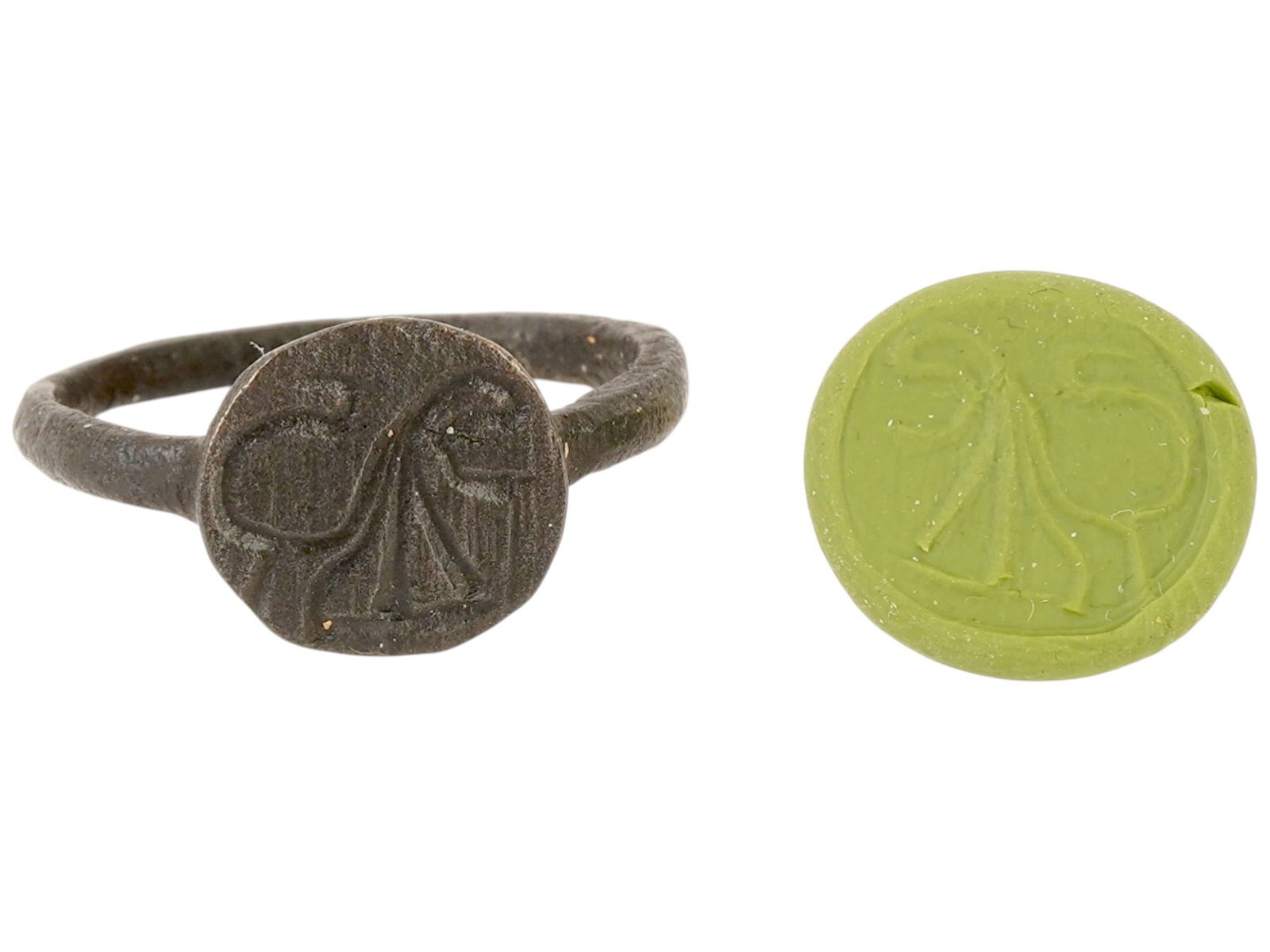 ANCIENT ROMAN ENGRAVED BRONZE RING 100 TO 300 AD: An ancient Roman bronze signet ring intaglio. The ring is adorned with an engraved image representing a lion in a field. Circa: 100 to 300 AD. Historical Finds And Archaeological Relics, Museum Pieces