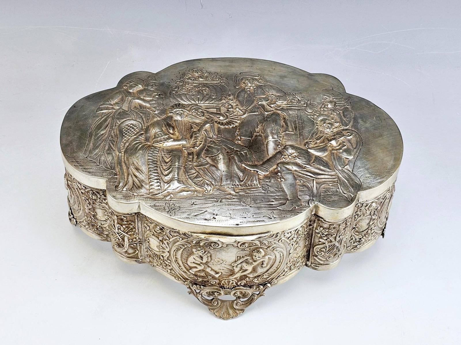 LARGE ANTIQUE 19TH C GERMAN REPOUSSE SILVER BOX (1 of 8)