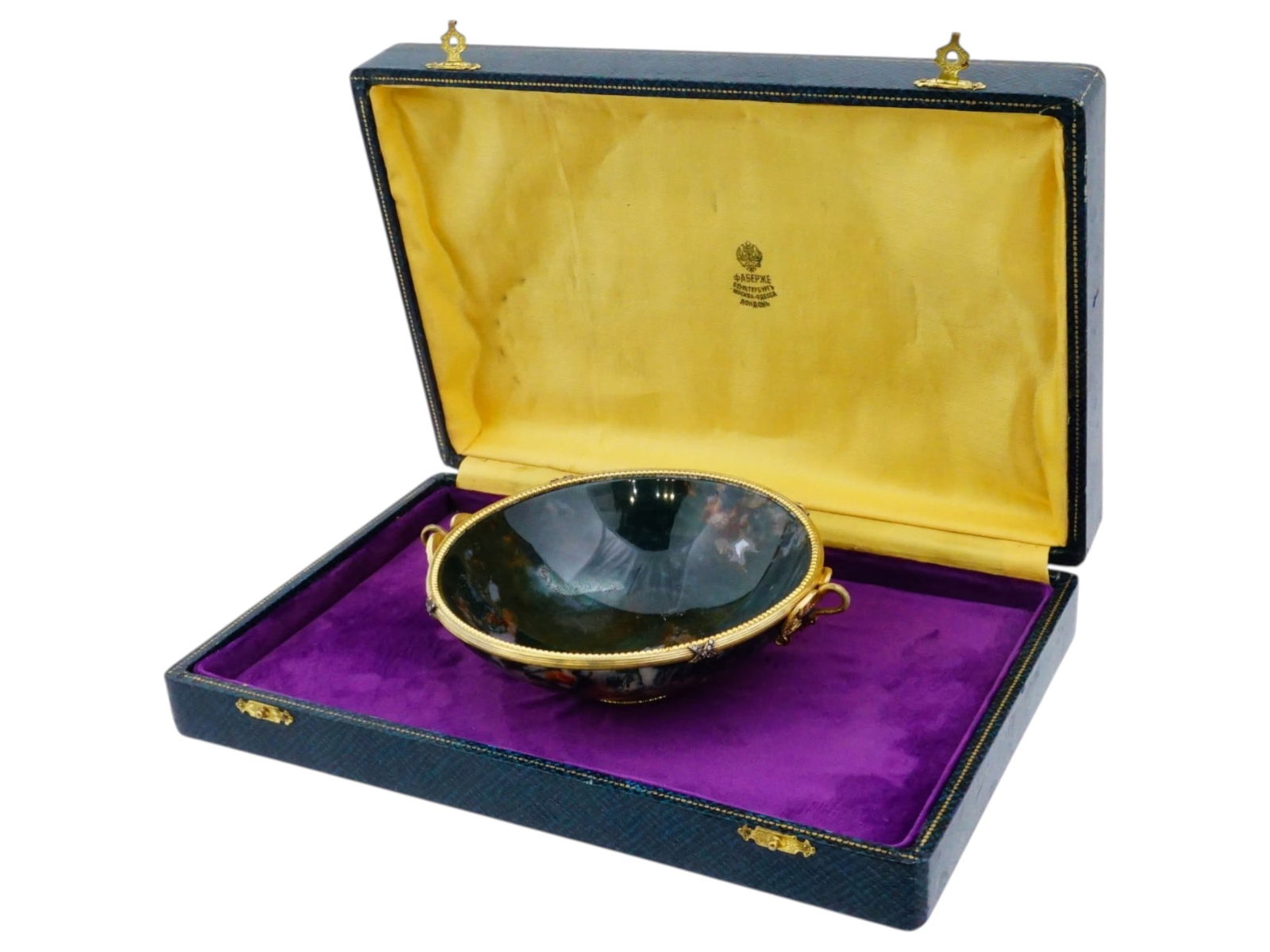 RUSSIAN OVAL SILVER CARVED AGATE BOWL WITH DIAMONDS: A Russian oval hardstone bowl carved from agate. Fitted with a gilt silver mount, featuring a decorative rim with diamonds and swan-shaped handles that frame the stone body. Hallmarked with the 84 Rus