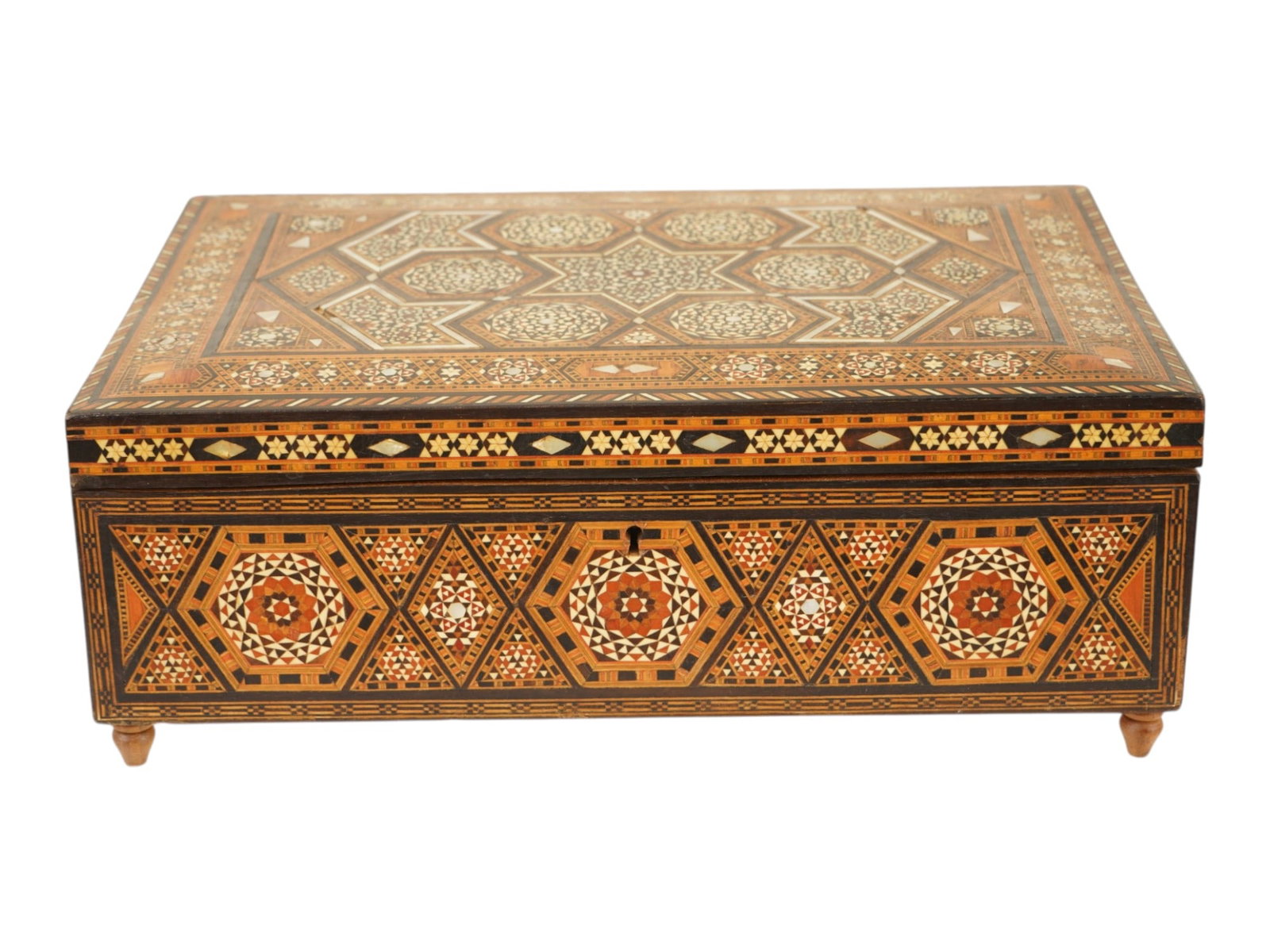 ANTIQUE RECTANGULAR MARQUETRY MOSAIC JEWELRY BOX: A fine antique rectangular marquetry mosaic jewelry box. The box is decorated with an intricate marquetry pattern, skillfully inlaid with various wood species throughout the entire surface, including