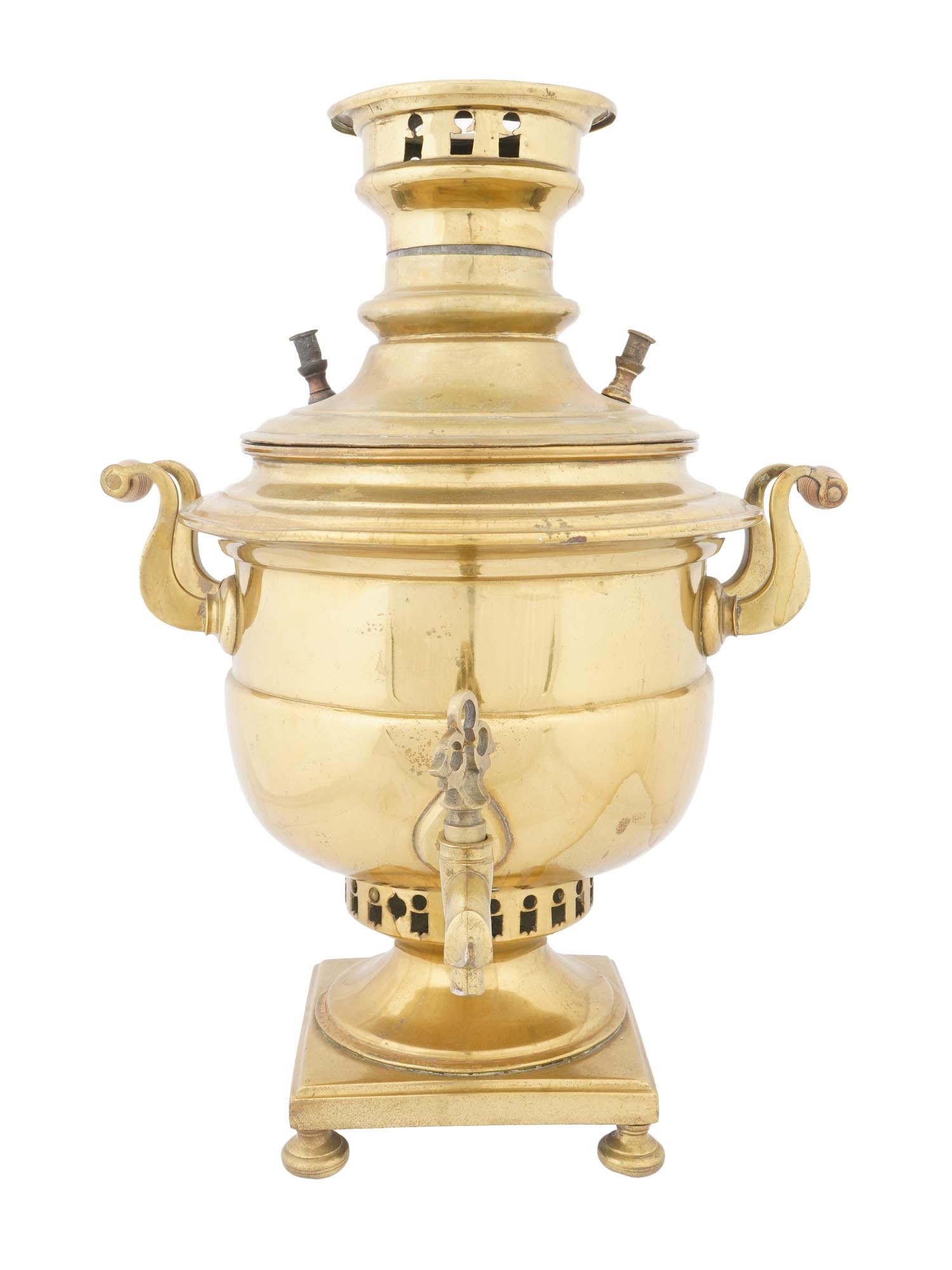 ANTIQUE RUSSIAN GILT BRASS SAMOVAR: An early 20th century Russian gilt brass samovar, a traditional Russian metal container for boiling water. Classic design. The handles are set with wood. Engraved inscription FNS in Moscow on the top.