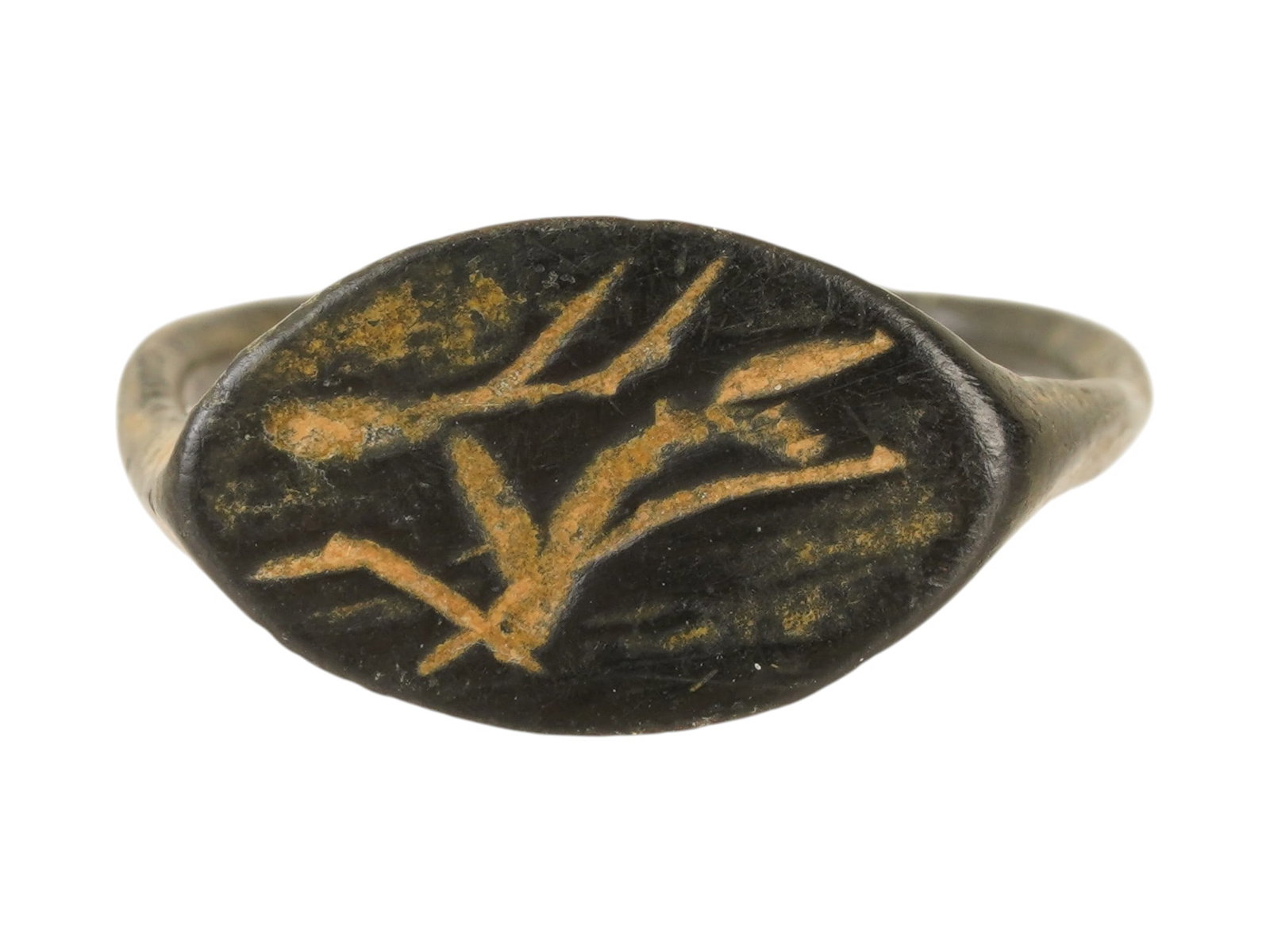 ANCIENT ROMAN BRONZE SIGNET RING ENGRAVED W DEER: An ancient Roman bronze signet ring adorned with an engraved image of a leaping deer. Circa 100 to 300 AD. Historical Finds And Archaeological Relics, Jewelry And Accessories. THIS LOT IS ELIGI