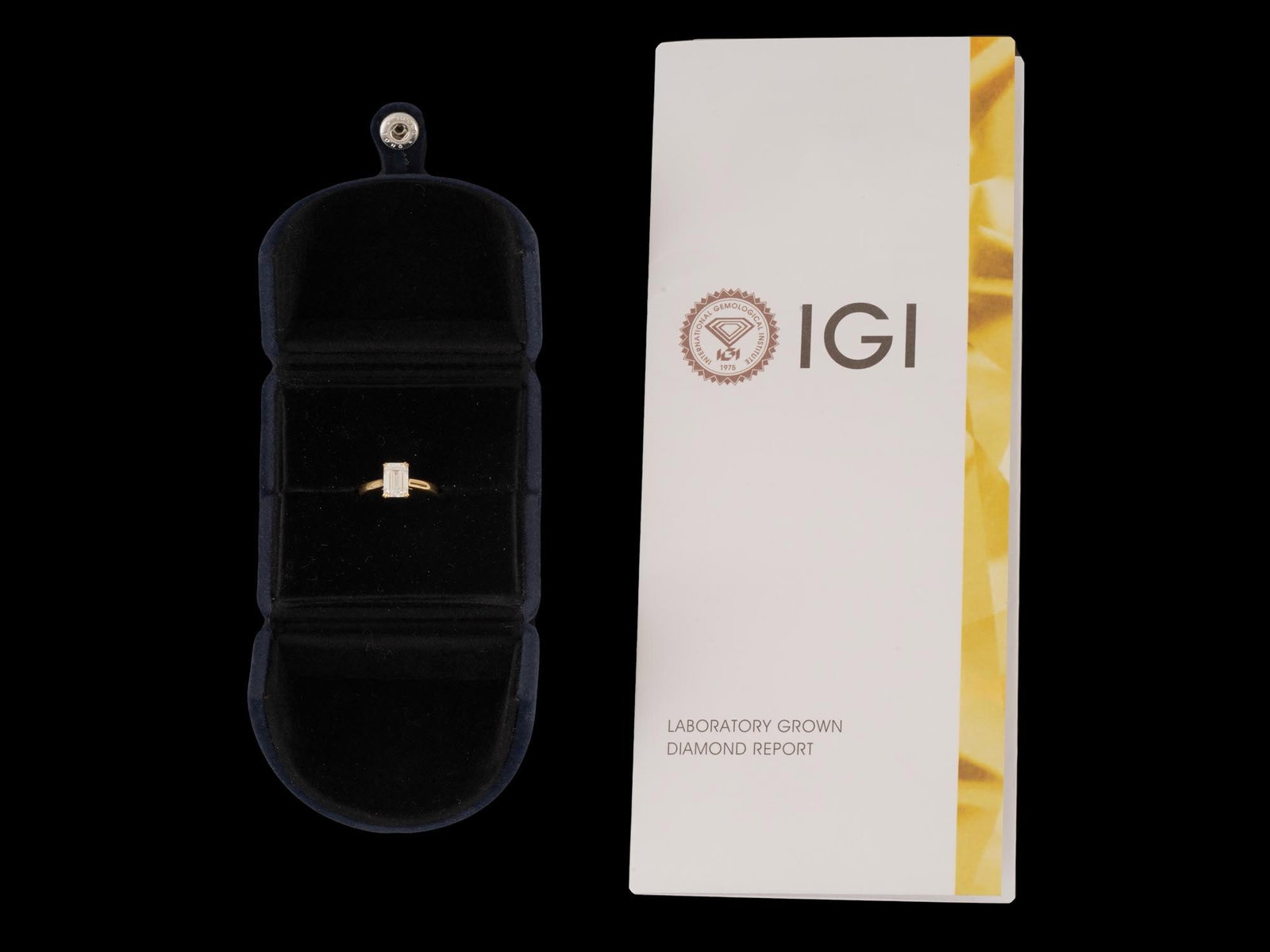 DIAMOND EMERALD CUT RING SET IN 18K GOLD CERTIFICATED: A 2.03 carat lab-grown diamond ring set in 18K gold, featuring an emerald-cut stone graded D color and VVS2 clarity, accompanied by an IGI certificate. The clean, elongated facets of the emerald cut h