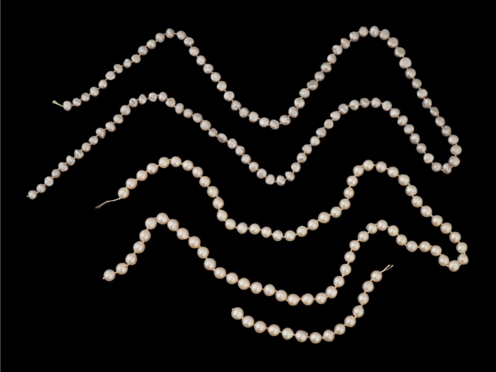 THREADS OF VINTAGE FRESHWATER PEARL BEAD: A lot of cultured pearl beads on three strings. Round and baroque pearls. Beaded Jewelry, Freshwater Pearls. THIS LOT IS ELIGIBLE FOR A 30-DAY UNCONDITIONAL RETURN FROM THE DATE OF THE SALE. R