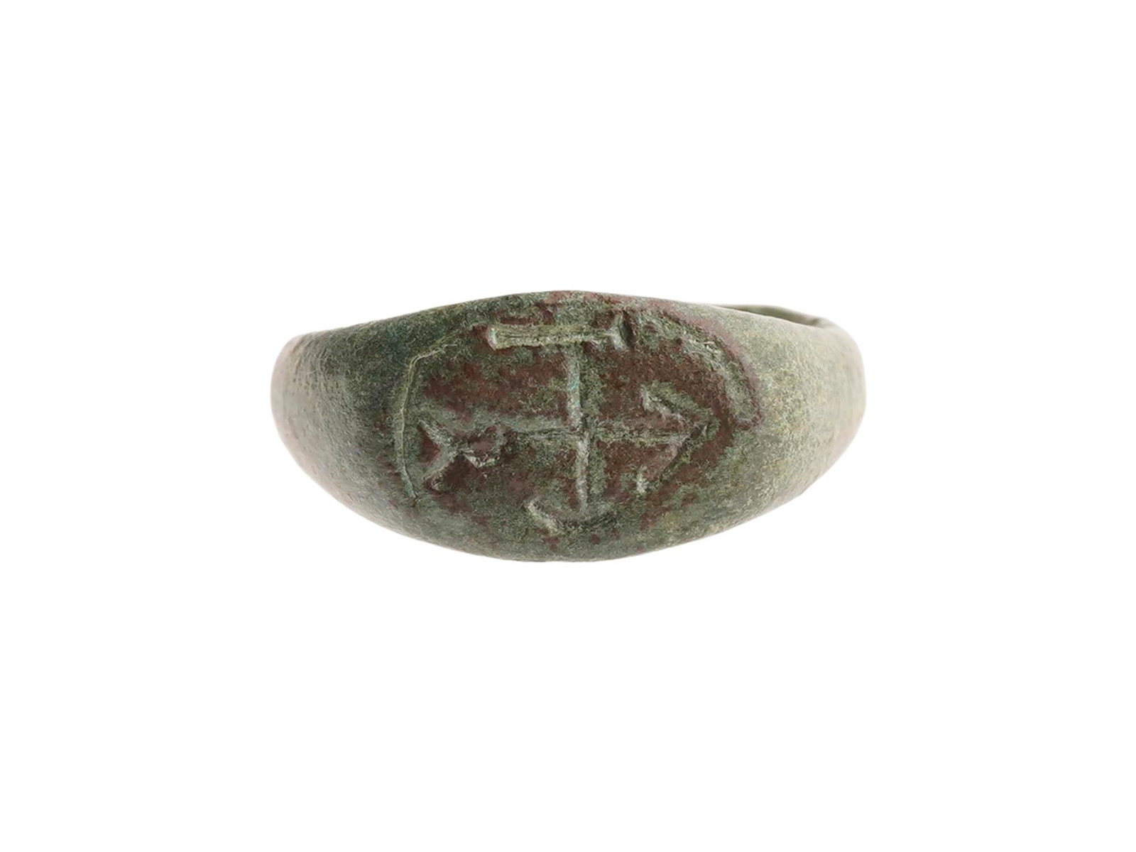 ANCIENT ROMAN BYZANTINE BRONZE RING 100 TO 300 AD: An ancient bronze signet ring, dating from the Late Roman to early Byzantine period, features a cast hoop that widens into an elongated vesica-shaped bezel. The central face is incised with a stylized