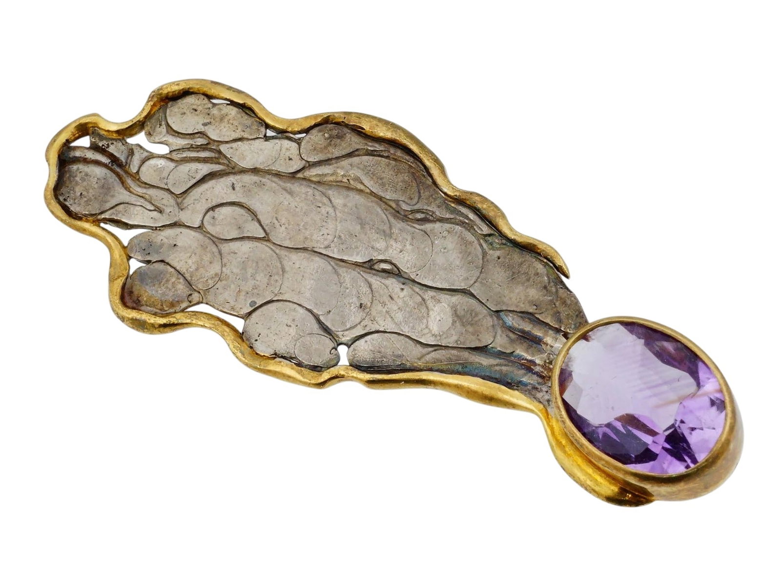 925 STERLING SILVER AND GOLD JEWELRY BROOCH MARKED: A 925 Sterling Silver and Gold jewelry brooch. The body of the brooch is made of metal with a combined finish a silver central part with a textured pattern imitating natural forms, and a gold edging. 