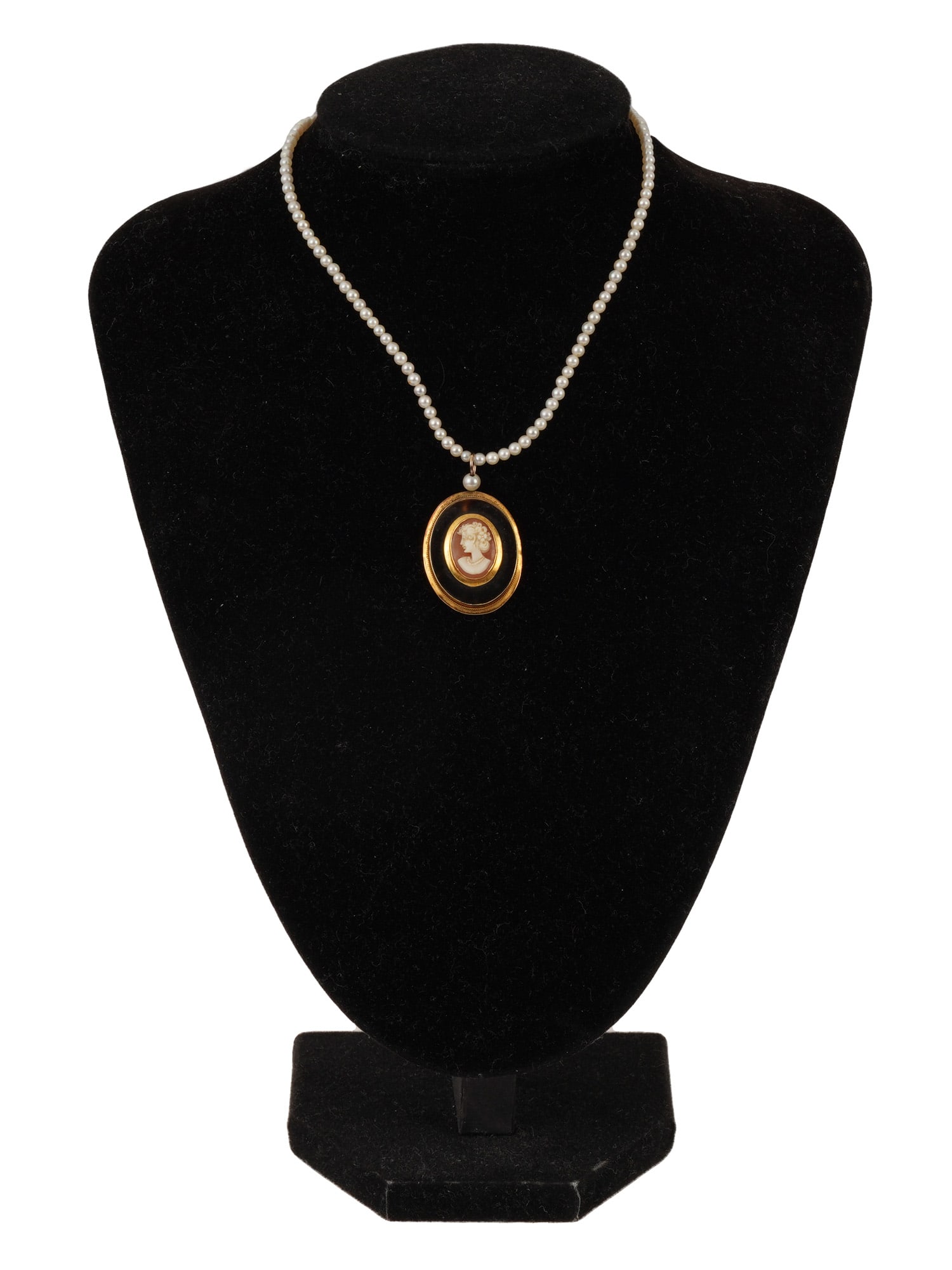 BEADED PEARL NECKLACE WITH GOLD CAMEO PENDANT: A beaded pearl necklace with a gold cameo pendant. The focal point is an oval cameo pendant, featuring a carved shell relief female profile set into a gold oval surround. Marked with 750 or 18k gold