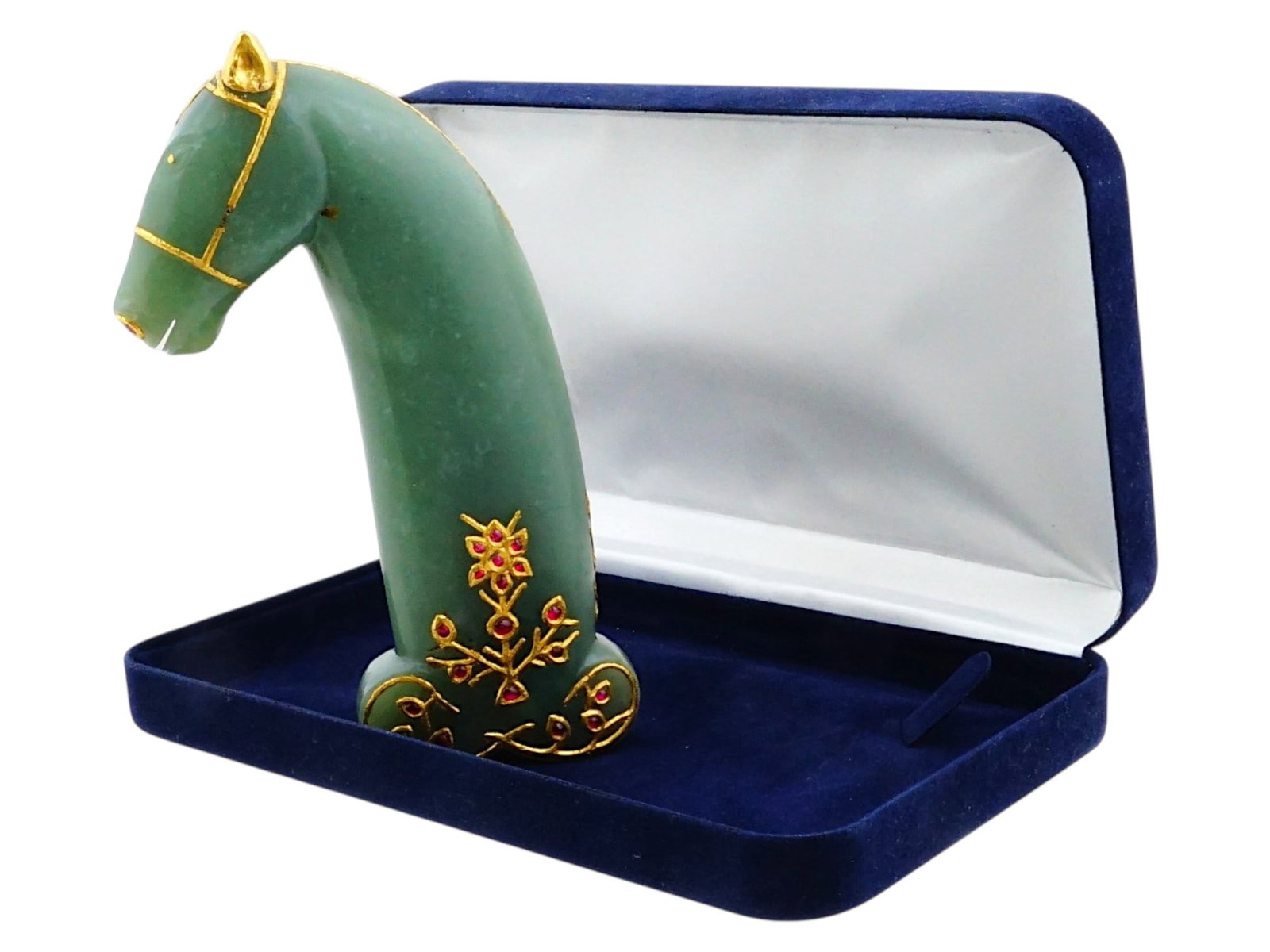 MUGHAL GEM-SET JADE HORSE HEAD DAGGER HILT: A fine Mughal carved nephrite jade dagger hilt (khanjar), India, 18th/19th century. The pommel is expertly carved in the form of a horse's head with an incised mane and gold-inlaid bridle, the muzzle