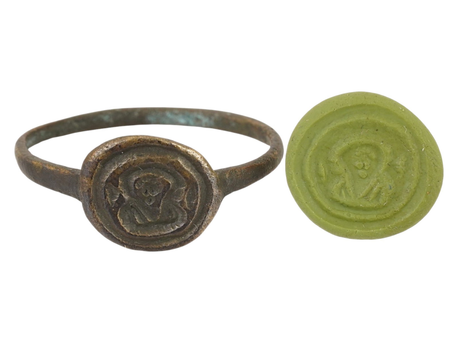 ANCIENT BYZNANTINE EMPIRE BRONZE SIGNET RING: An Ancient Byzantine Empire bronze signet ring. Dating back to ca. 400 to 600 AD. The seal depicts the face of Jesus Christ. Historical Collectibles And Archaeological Relics, Jewelry, Early Christian